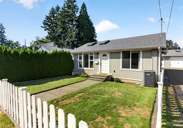 Photo 2 of Single family home for sale at 435 Harrison St, Sumner, WA 98390 | MLS# NWM2576494 | Listing updated on 2026-09-23