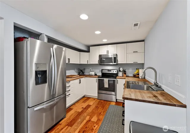 Photo 3 of Single family home for sale at 435 Harrison St, Sumner, WA 98390 | MLS# NWM2576494 | Listing updated on 2026-09-23