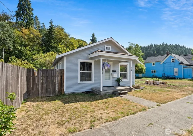 Photo 2 of Single family home for sale at 118 N Buckner St, Centralia, WA 98531 | MLS# NWM2576501 | Listing updated on 2026-09-30