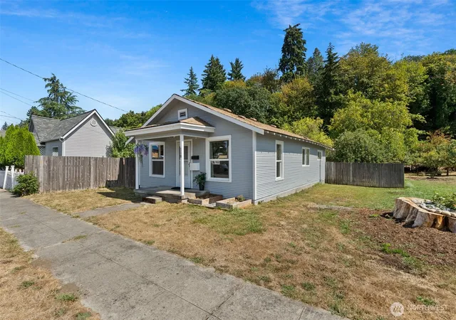 Photo 3 of Single family home for sale at 118 N Buckner St, Centralia, WA 98531 | MLS# NWM2576501 | Listing updated on 2026-09-30