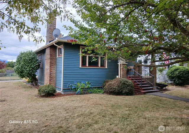 Photo 3 of Single family home for sale at 1081 Lafromboise St, Enumclaw, WA 98022 | MLS# NWM2576519 | Listing updated on 2026-09-25