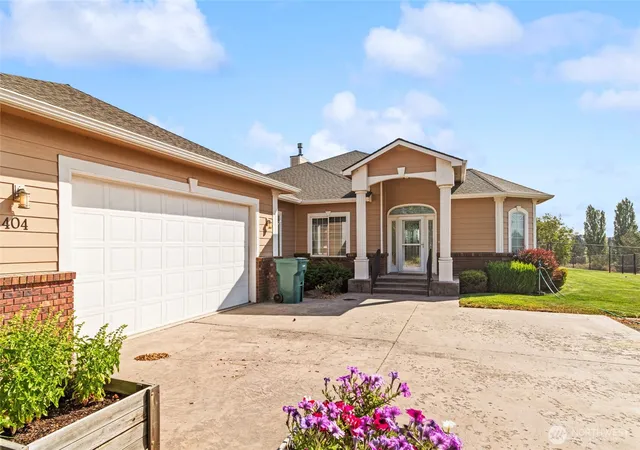 Photo 2 of Single family home for sale at 404 N Low St, Ritzville, WA 99169 | MLS# NWM2576524 | Listing updated on 2026-09-25