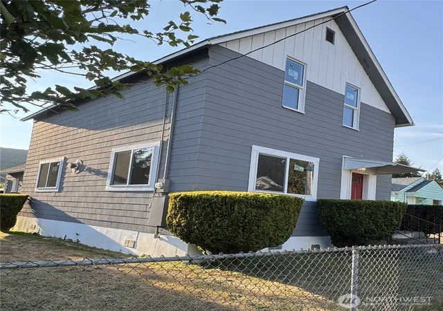 Photo 2 of Single family home for sale at 1118 Larch St, Raymond, WA 98577 | MLS# NWM2576534 | Listing updated on 2026-09-25