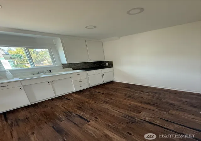 Photo 3 of Single family home for sale at 1118 Larch St, Raymond, WA 98577 | MLS# NWM2576534 | Listing updated on 2026-09-25