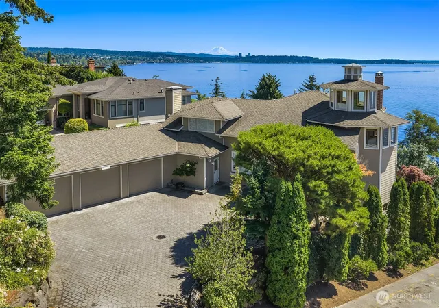 Photo 2 of Single family home for sale at 8203 Ne Juanita Dr, Kirkland, WA 98034 | MLS# NWM2576563 | Listing updated on 2026-09-30