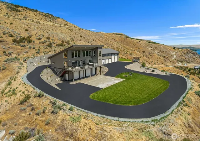 Photo 3 of Single family home for sale at 44 A Osprey Nest Rd, Pateros, WA 98846 | MLS# NWM2576636 | Listing updated on 2026-09-26