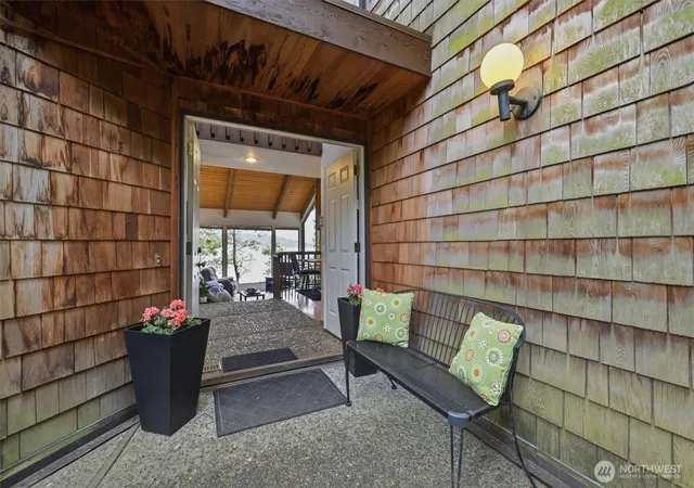 Photo 4 of Single family home for sale at 500 W Lake Sammamish Pkwy NE, Bellevue, WA 98008 | MLS# NWM2576733 | Listing updated on 2026-10-01