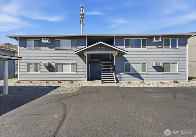 Photo 3 of Sale Pending at 1624 Cross St #1, Wenatchee, WA 98801 | MLS# NWM2576741 | Listing updated on 2026-09-25