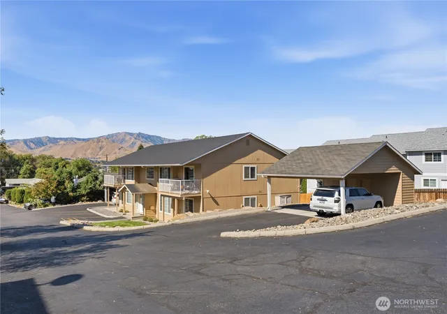 Photo 2 of Sale Pending at 1011 N D Baker Ave #D, East Wenatchee, WA 98802 | MLS# NWM2576754 | Listing updated on 2026-09-25