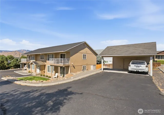 Photo 3 of Sale Pending at 1011 N D Baker Ave #D, East Wenatchee, WA 98802 | MLS# NWM2576754 | Listing updated on 2026-09-25