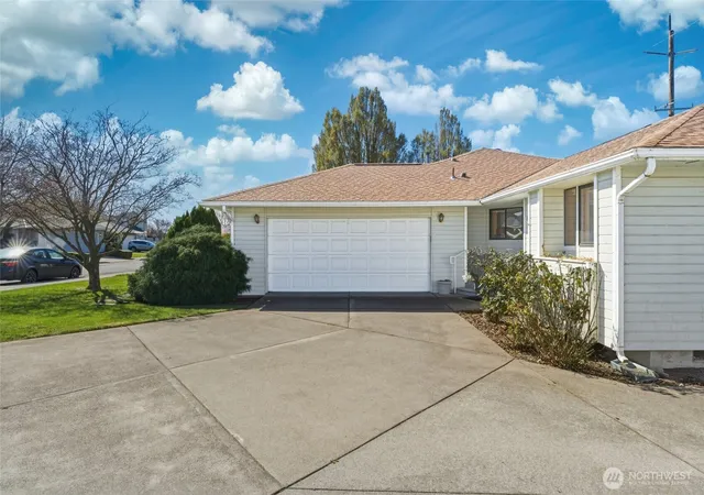 Photo 1 of Townhouse for sale at 807 Se Sentry Dr, College Place, WA 99324 | MLS# NWM2576797 | Listing updated on 2026-09-29
