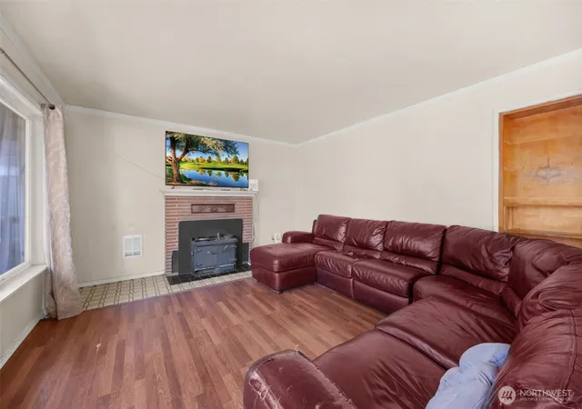 Photo 3 of Single family home for sale at 1516 Rainier Ave, Everett, WA 98201 | MLS# NWM2576865 | Listing updated on 2026-09-19