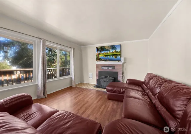 Photo 4 of Single family home for sale at 1516 Rainier Ave, Everett, WA 98201 | MLS# NWM2576865 | Listing updated on 2026-09-19