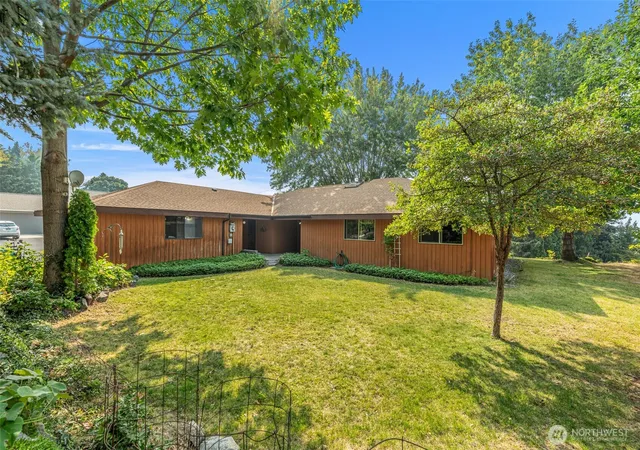 Photo 3 of Sale Pending at 110 View Ridge Cir, Wenatchee, WA 98801 | MLS# NWM2576920 | Listing updated on 2026-09-25