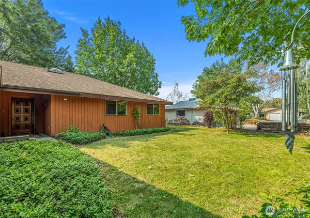 Photo 3 of Sale Pending at 110 View Ridge Cir, Wenatchee, WA 98801 | MLS# NWM2576920 | Listing updated on 2026-09-25