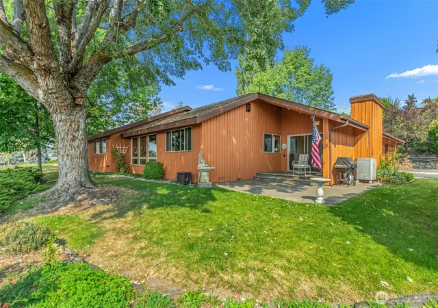 Photo 4 of Sale Pending at 110 View Ridge Cir, Wenatchee, WA 98801 | MLS# NWM2576920 | Listing updated on 2026-09-25