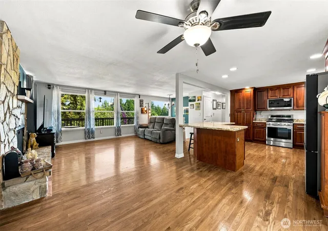 Photo 4 of Single family home for sale at 810 19th Avenue SE, Puyallup, WA 98372 | MLS# NWM2576942 | Listing updated on 2026-09-26