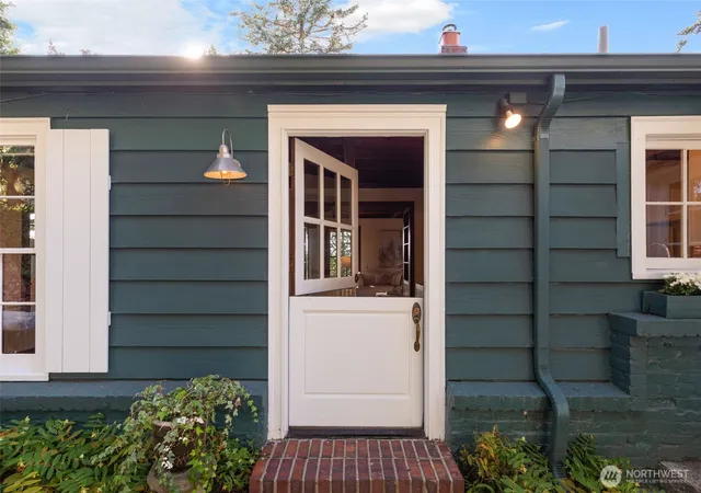 Photo 2 of Single family home for sale at 3226 30th Avenue W, Seattle, WA 98199 | MLS# NWM2577016 | Listing updated on 2026-10-01