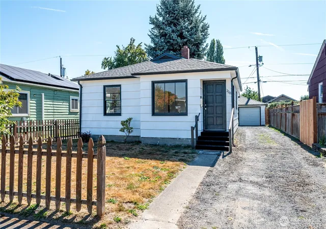 Photo 2 of Single family home for sale at 224 28th Avenue, Longview, WA 98632 | MLS# NWM2577017 | Listing updated on 2026-09-25