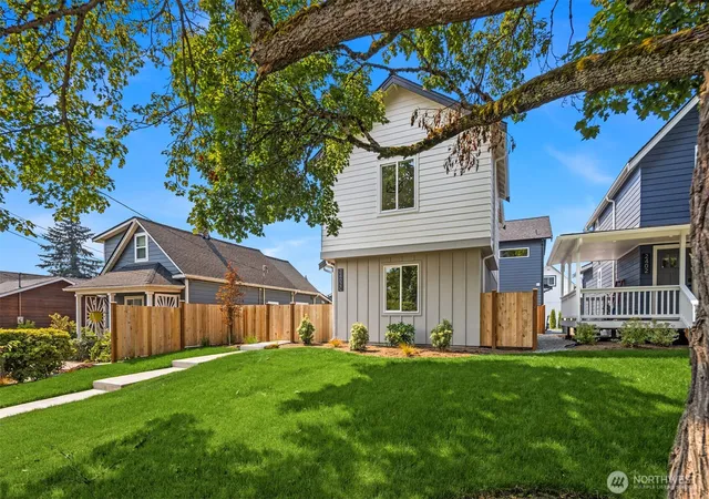 Photo 2 of Single family home for sale at 2402 Cleveland Ave #C, Everett, WA 98201 | MLS# NWM2577077 | Listing updated on 2026-10-01