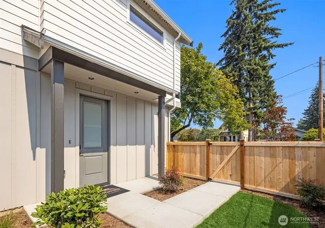 Photo 3 of Single family home for sale at 2402 Cleveland Ave #C, Everett, WA 98201 | MLS# NWM2577077 | Listing updated on 2026-10-01