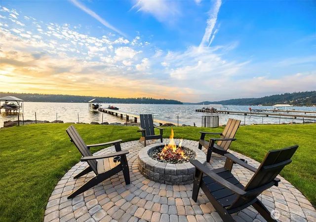 Photo 3 of Sale Pending at 247 E Lake Sammamish Pkwy SE, Sammamish, WA 98074 | MLS# NWM2577101 | Listing updated on 2026-09-22