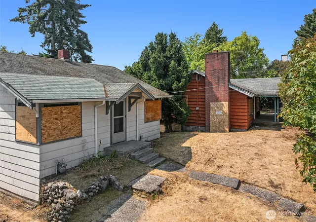 Photo 2 of Single family home for sale at 943 N 103rd Street, Seattle, WA 98133 | MLS# NWM2577102 | Listing updated on 2026-09-25