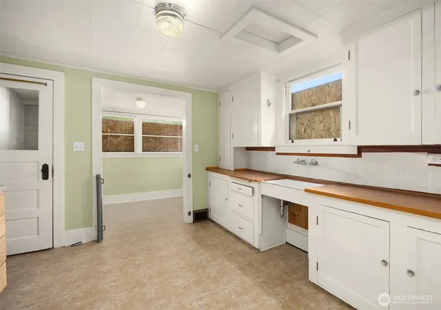 Photo 4 of Single family home for sale at 943 N 103rd Street, Seattle, WA 98133 | MLS# NWM2577102 | Listing updated on 2026-09-25