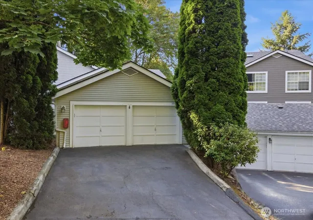 Photo 4 of Townhouse for sale at 16015 67th Lane NE #1, Kenmore, WA 98028 | MLS# NWM2577105 | Listing updated on 2026-10-01