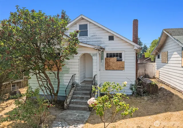 Photo 2 of Single family home for sale at 945 N 103rd Street, Seattle, WA 98133 | MLS# NWM2577127 | Listing updated on 2026-09-25