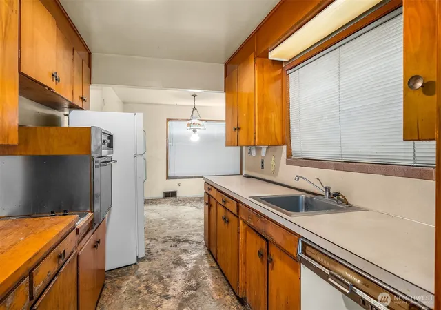 Photo 4 of Single family home for sale at 941 N 103rd Street, Seattle, WA 98133 | MLS# NWM2577135 | Listing updated on 2026-09-25