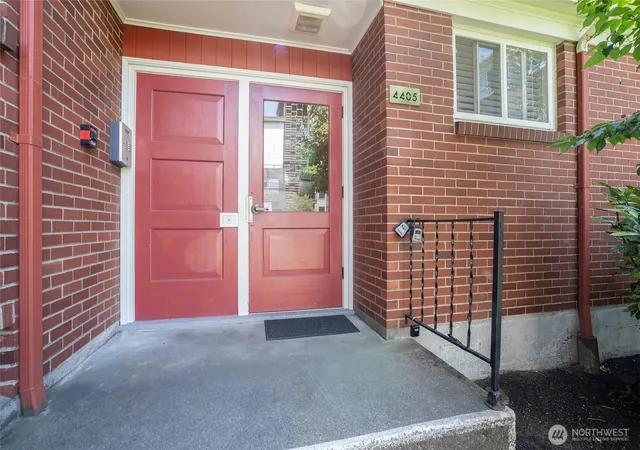 Photo 4 of Sale Pending at 4405 SW Alaska St #304, Seattle, WA 98116 | MLS# NWM2577142 | Listing updated on 2026-09-29