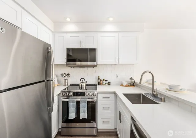 Photo 3 of Townhouse for sale at 10237 SE 3rd Street #5, Bellevue, WA 98004 | MLS# NWM2577151 | Listing updated on 2026-09-25