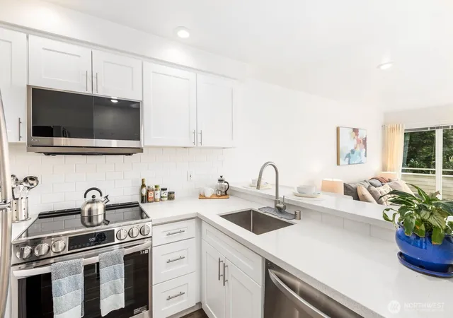 Photo 4 of Townhouse for sale at 10237 SE 3rd Street #5, Bellevue, WA 98004 | MLS# NWM2577151 | Listing updated on 2026-09-25