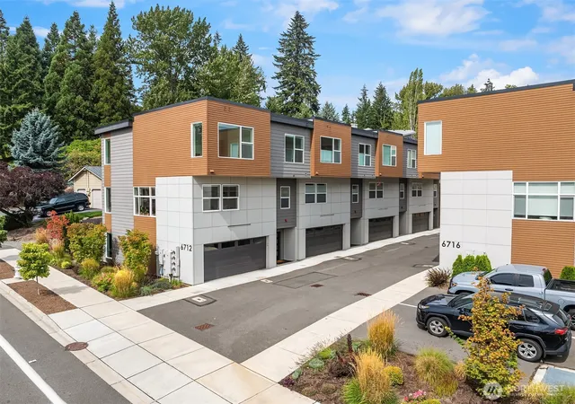 Photo 3 of Townhouse for sale at 6712 Ne 185th Street #1, Kenmore, WA 98028 | MLS# NWM2577200 | Listing updated on 2026-09-30