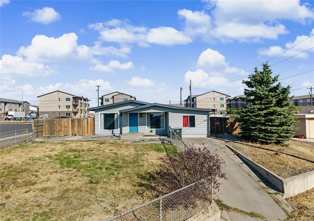 Single family home for sale at 912 W Loop Dr NE, Moses Lake, WA 98837 | MLS# NWM2577213