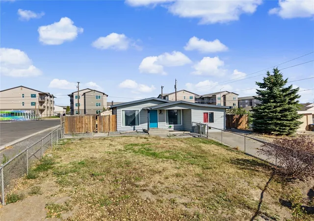 Photo 2 of Single family home for sale at 912 W Loop Dr Ne, Moses Lake, WA 98837 | MLS# NWM2577213 | Listing updated on 2026-10-17