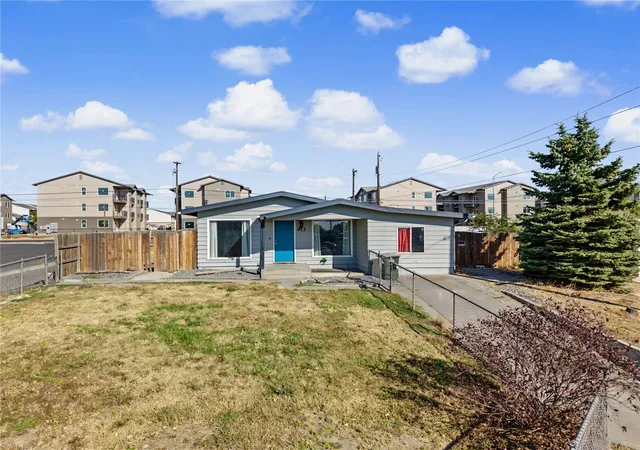 Photo 3 of Single family home for sale at 912 W Loop Dr Ne, Moses Lake, WA 98837 | MLS# NWM2577213 | Listing updated on 2026-10-17