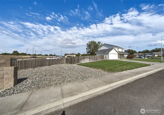 Photo 3 of Single family home for sale at 1705 Se Market St, College Place, WA 99324 | MLS# NWM2577257 | Listing updated on 2026-10-02