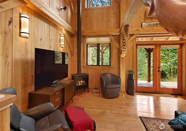 Photo 4 of Single family home for sale at 9923 NE Seaview Ave, Indianola, WA 98342 | MLS# NWM2577263 | Listing updated on 2026-09-21