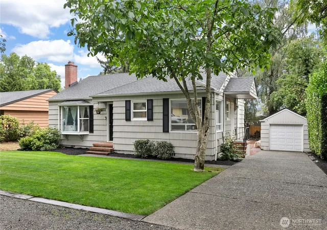 Photo 2 of Single family home for sale at 1555 Sw Grandview Ave, Chehalis, WA 98532 | MLS# NWM2577300 | Listing updated on 2026-09-23