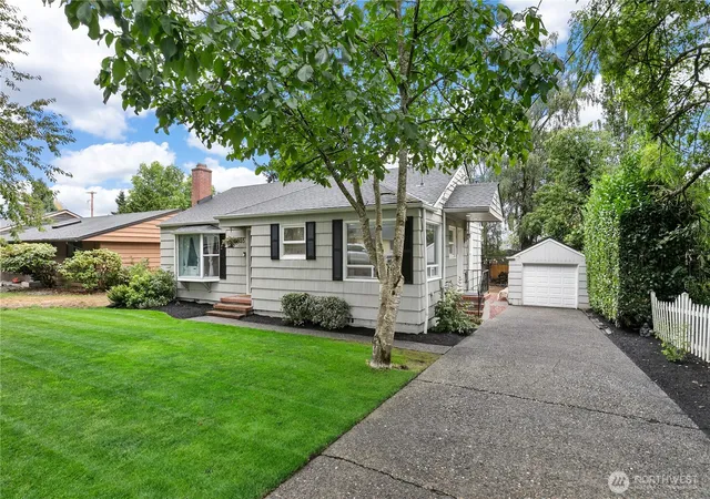 Photo 3 of Single family home for sale at 1555 Sw Grandview Ave, Chehalis, WA 98532 | MLS# NWM2577300 | Listing updated on 2026-09-23