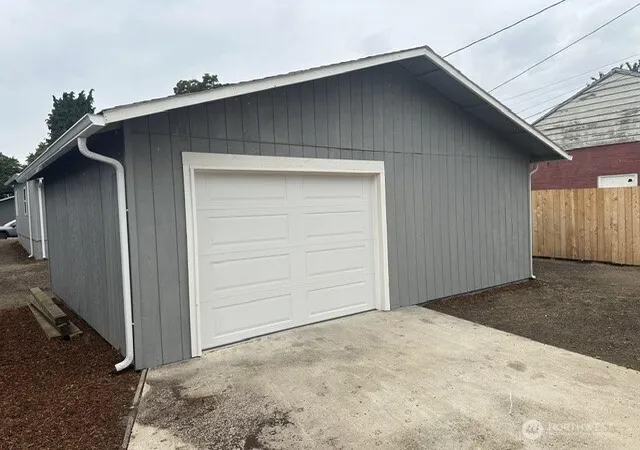 Photo 3 of Sale Pending at 264 19th Avenue, Longview, WA 98632 | MLS# NWM2577352 | Listing updated on 2026-10-03