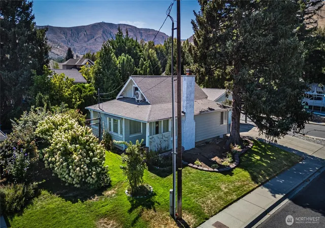 Photo 1 of Single family home for sale at 1647 Washington St, Wenatchee, WA 98801 | MLS# NWM2577402 | Listing updated on 2026-10-01
