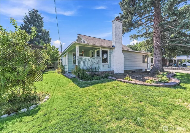 Photo 2 of Single family home for sale at 1647 Washington St, Wenatchee, WA 98801 | MLS# NWM2577402 | Listing updated on 2026-10-01