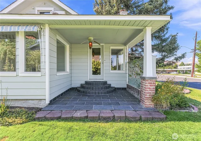 Photo 3 of Single family home for sale at 1647 Washington St, Wenatchee, WA 98801 | MLS# NWM2577402 | Listing updated on 2026-10-01