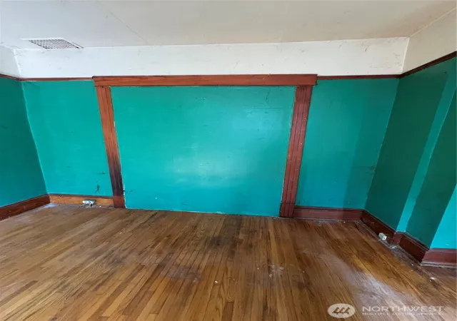 Photo 3 of Single family home for sale at 5247 Brooklyn Ave Ne, Seattle, WA 98105 | MLS# NWM2577521 | Listing updated on 2026-09-25