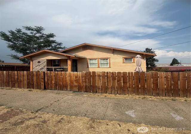 Single family home for sale at 403 Queen Anne, Yakima, WA 98902 | MLS# NWM2577608