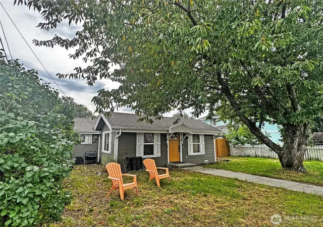 Photo 1 of Single family home for sale at 102 E Manitoba Ave, Ellensburg, WA 98926 | MLS# NWM2577633 | Listing updated on 2026-10-09