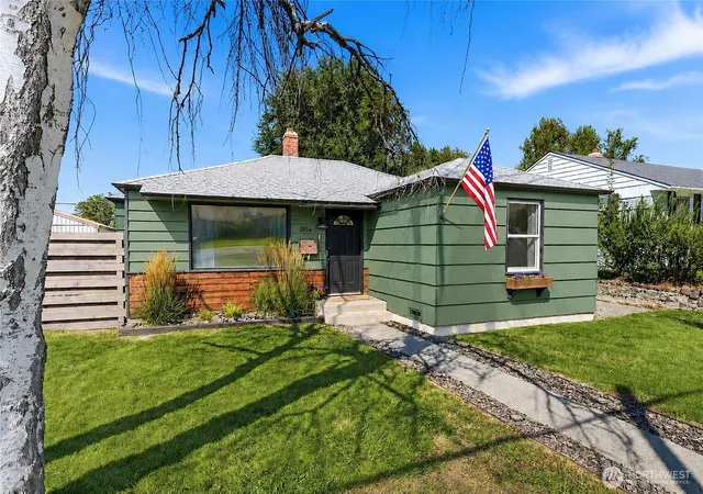 Photo 2 of Sale Pending at 1816 Highland Dr, Prosser, WA 99350 | MLS# NWM2577668 | Listing updated on 2026-10-04